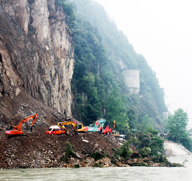 2013年，公司參與蘆山“4.20”地震搶險在懸崖峭壁中推進